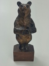 Holzfigur eines Bären
