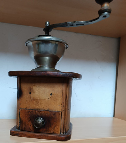 Antike kaffeemühle aus holz - kaffeemühle,